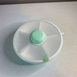 GoBe Snack Spinner in Mint Green and White lightly used